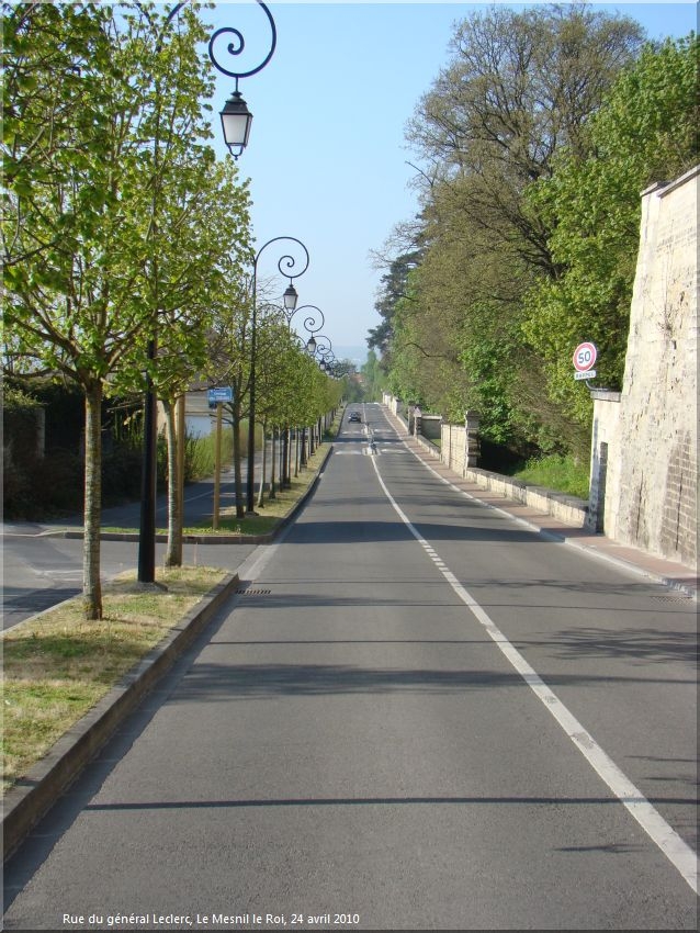 La rue du General Leclerc - Le Mesnil-le-Roi