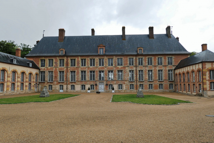 La façade du château - Les Mesnuls