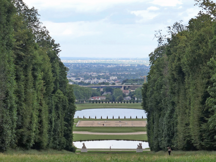 Le parc du Domaine Royal : vue sur la ville - Marly-le-Roi