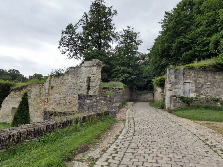 Le parc du Domaine Royal : vestiges du château - Marly-le-Roi