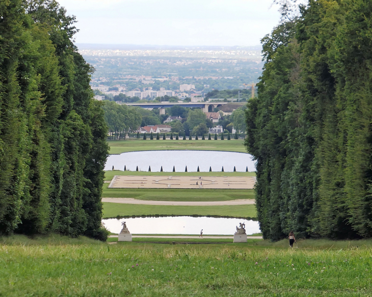 Le parc du Domaine Royal : vue sur le Miroir et la ville - Marly-le-Roi
