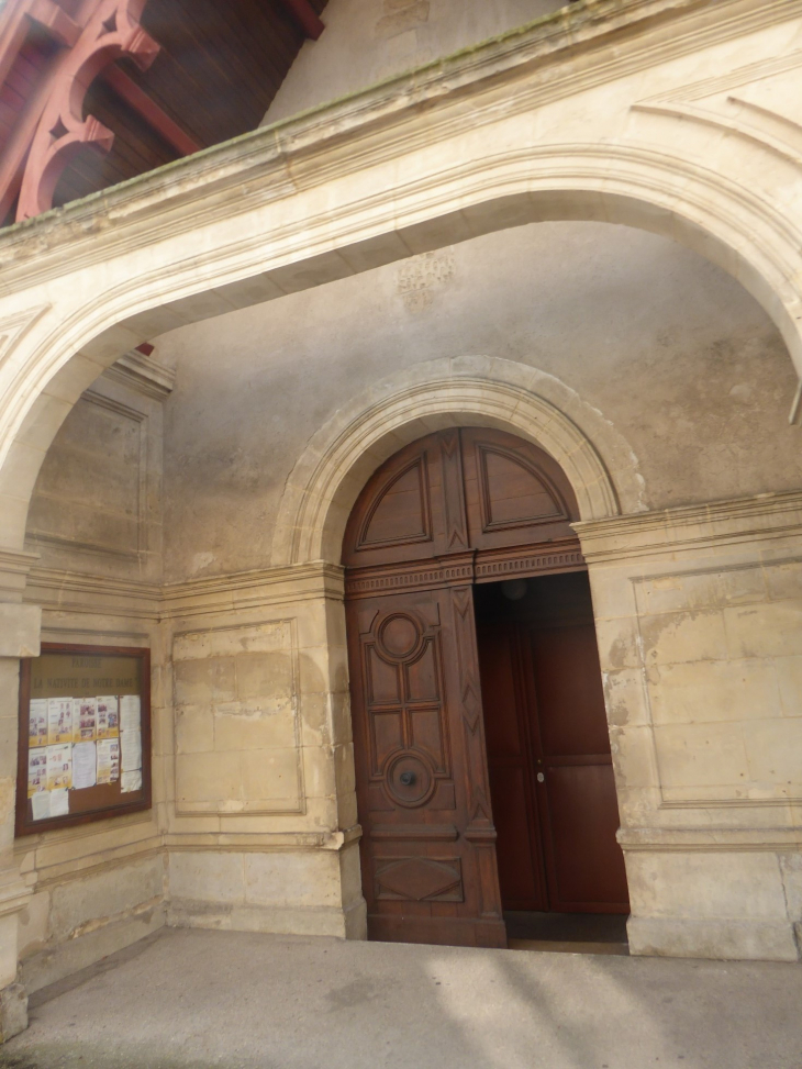L'entrée de l'église - Maurecourt