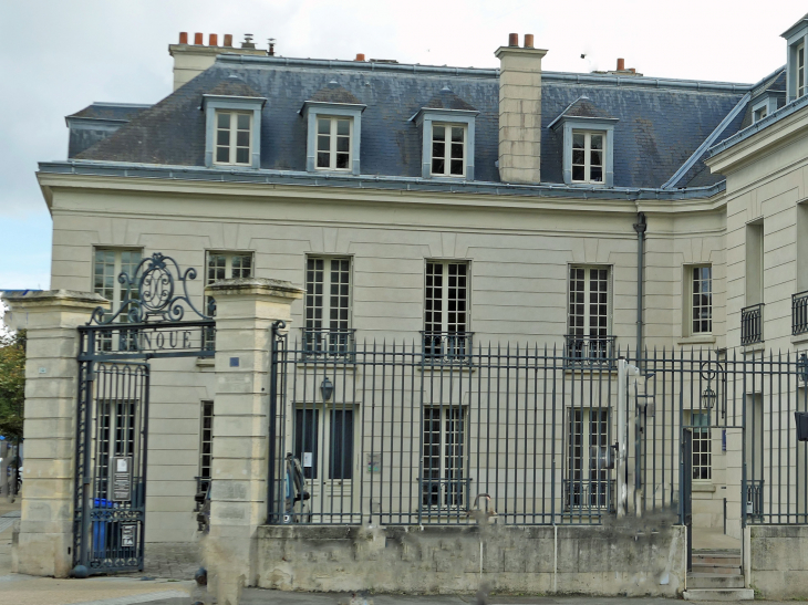 Hôtel particulier dans la rue principale - Rambouillet