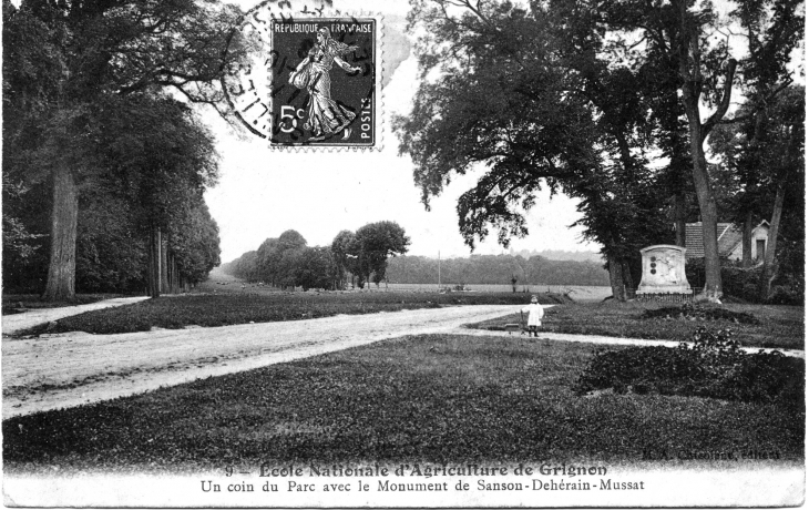 Ecole Nationale d'Agriculture - Un coin du Parc avec le Monument de Sanson-Dehérain-Mussat (carte postale de 1908) - Thiverval-Grignon