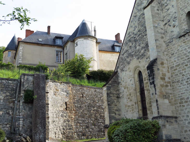 Le château en surplomb de l'église - Vaux-sur-Seine