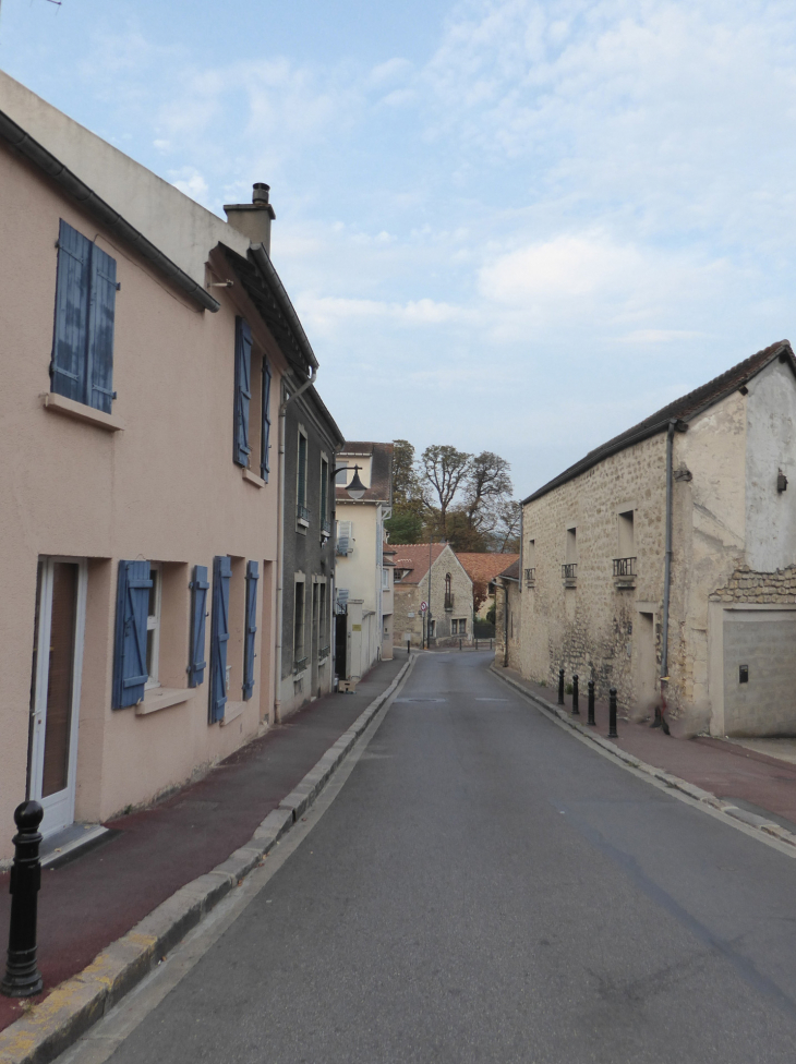Une rue du village - Verneuil-sur-Seine