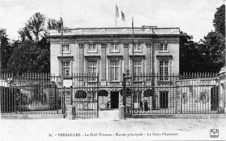 Le Petit Trianon - Entrée principale - La Cour d'Honneur (carte postale de 1910) - Versailles