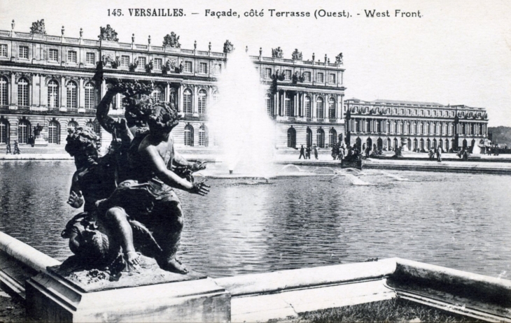Façade, côté Terrasse, ouest, vers 1942 (carte postale ancienne). - Versailles