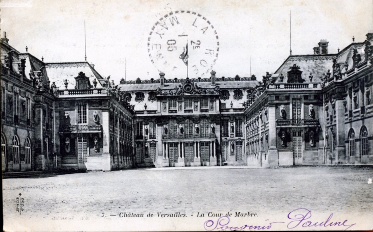 La Cour de Marbre, vers 1903 (carte postale ancienne). - Versailles