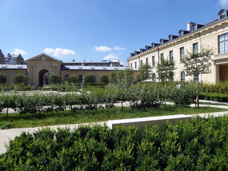 L'ancien hôpital royal réhabilité en 2014 : la cour centrale - Versailles