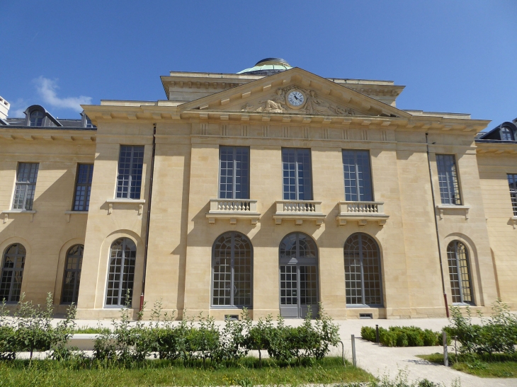 L'ancien hôpital royal réhabilité en 2014 :le centre cult.urel  côté cour centrale - Versailles