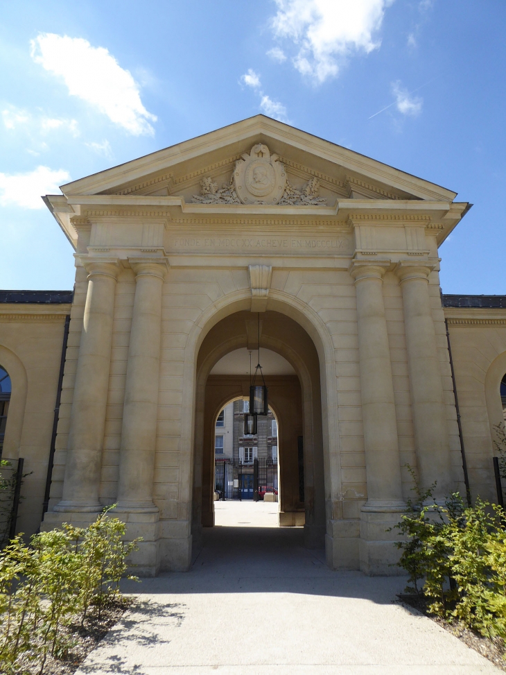 L'ancien hôpital royal réhabilité en 2014 :la porte Sud vers la rue Richaud - Versailles