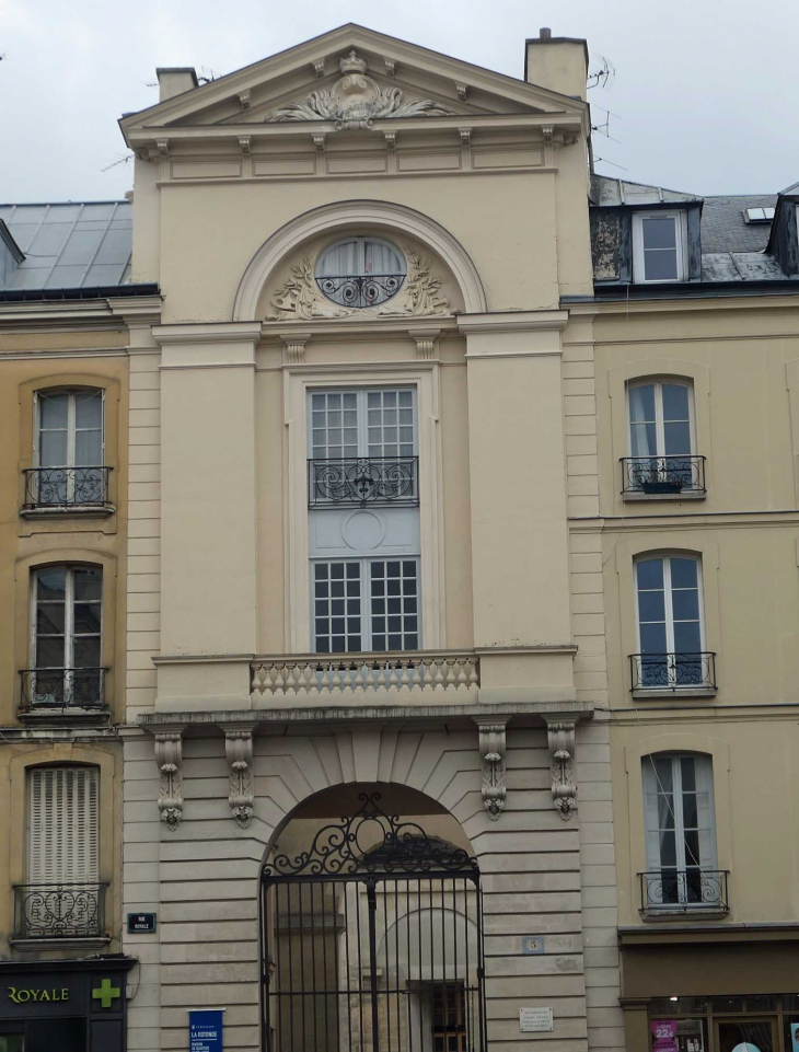 Quartier Saint Louis : l'entrée de la salle de la Rotonde - Versailles
