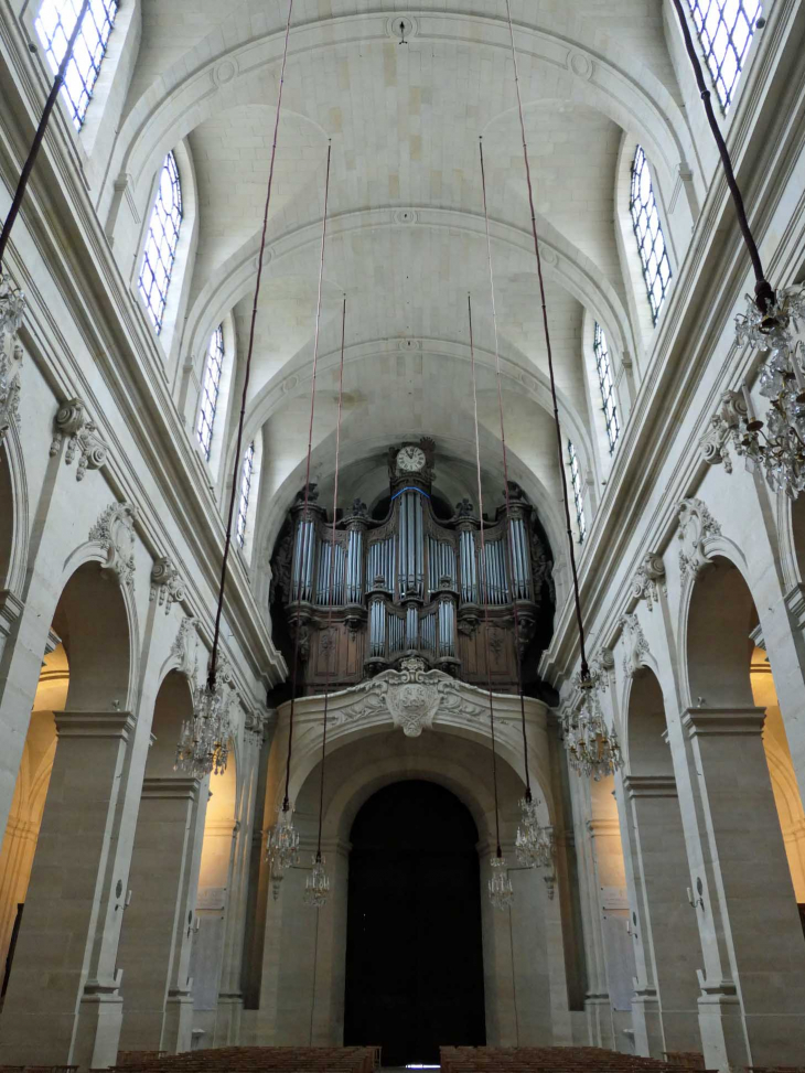 Quartier Saint Louis : la nef de la cathédrale Saint Louis - Versailles