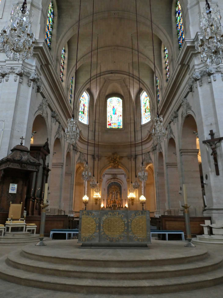 Quartier Saint Louis : la cathédrale Saint Louis le choeur et le maître autel - Versailles