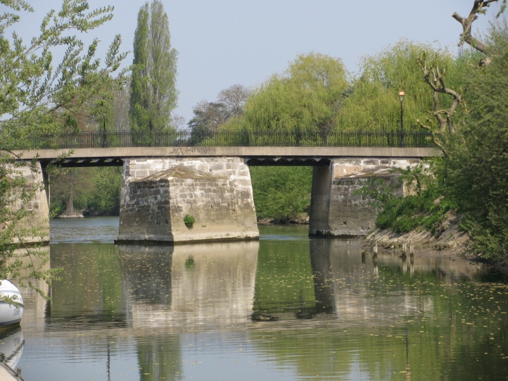 Le pont allant sur l'île - Villennes-sur-Seine