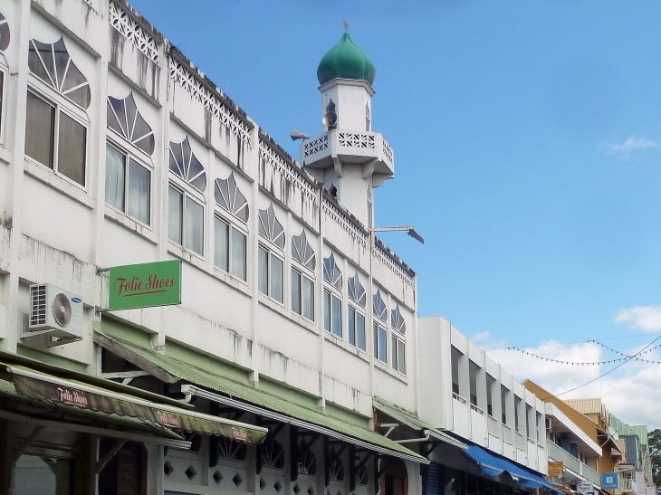 La mosquée dans une rue commerçante - Saint-André