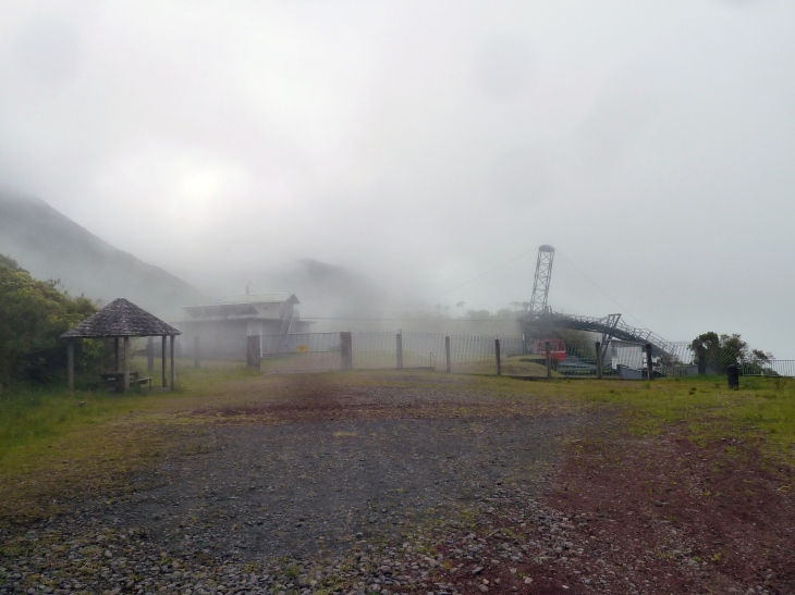 L'usine hydroélectrique de Takamata dans le brouillard - Saint-Benoît