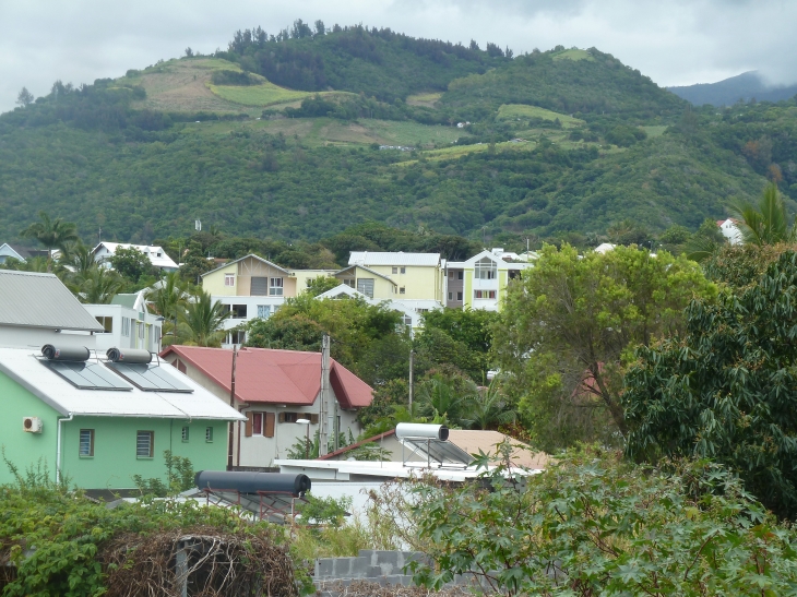 Quelques maisons au pied d'une colline - Saint-Joseph