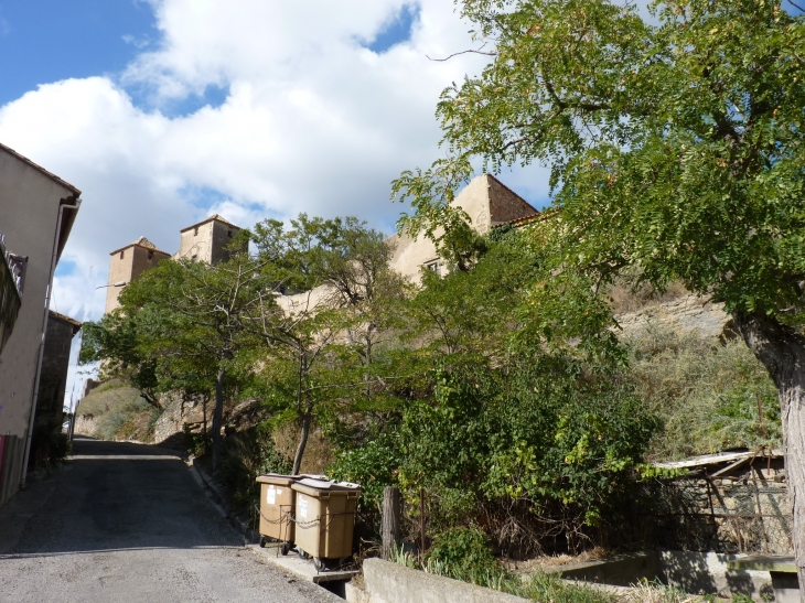 Le village et son château - Argens-Minervois