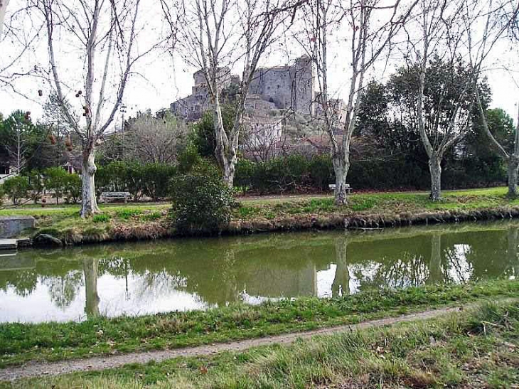 Photo à ArgensMinervois (11200) Le château vu du canal du Midi