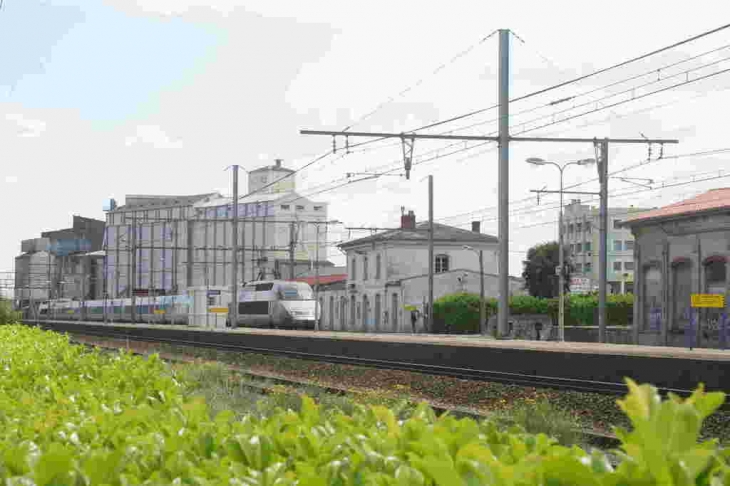Le TGV et les silos - Bram