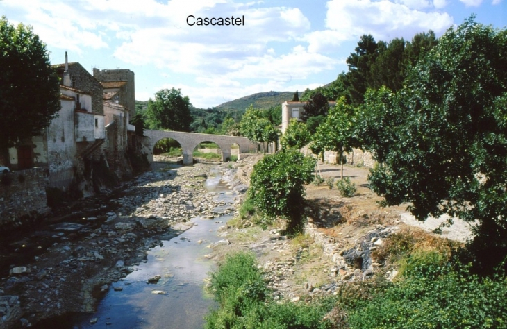 Le village - Cascastel-des-Corbières