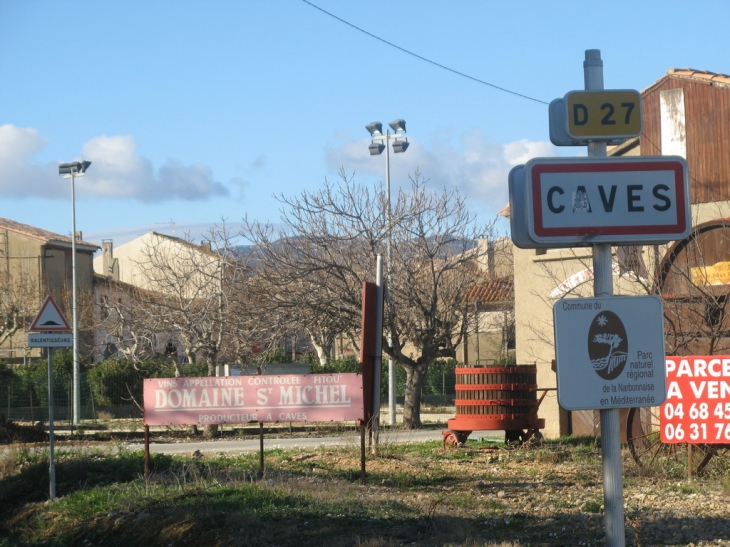 L'entrée du village - Caves