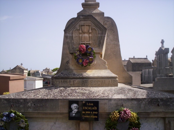 Tombe de Léonce Escalaïs : Chanteur lyrique - Cuxac-d'Aude