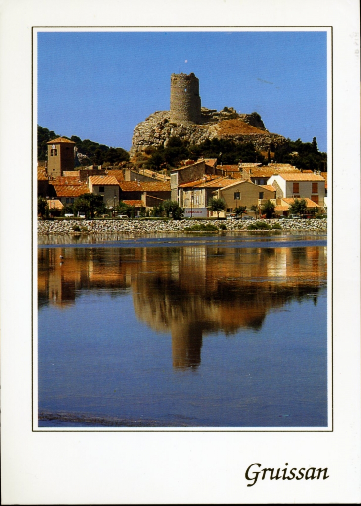 Le Vieux Village surmonté de la légendaire Tour de Barberousse (carte postale).  - Gruissan