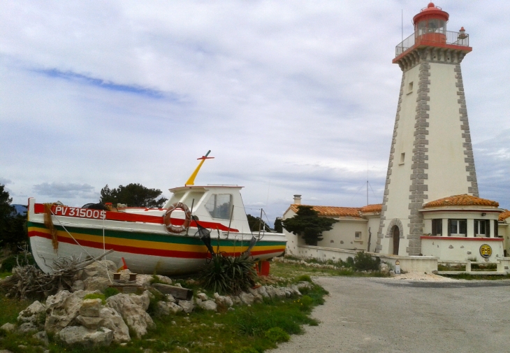 Le phare du Cap Leucate a été allumé en 1951. H. 19,4m, élévation 68,3m, portée 37km. Il est gardienné.