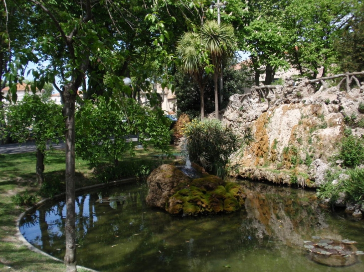 Plan d'eau dans le parc municipal - Lézignan-Corbières