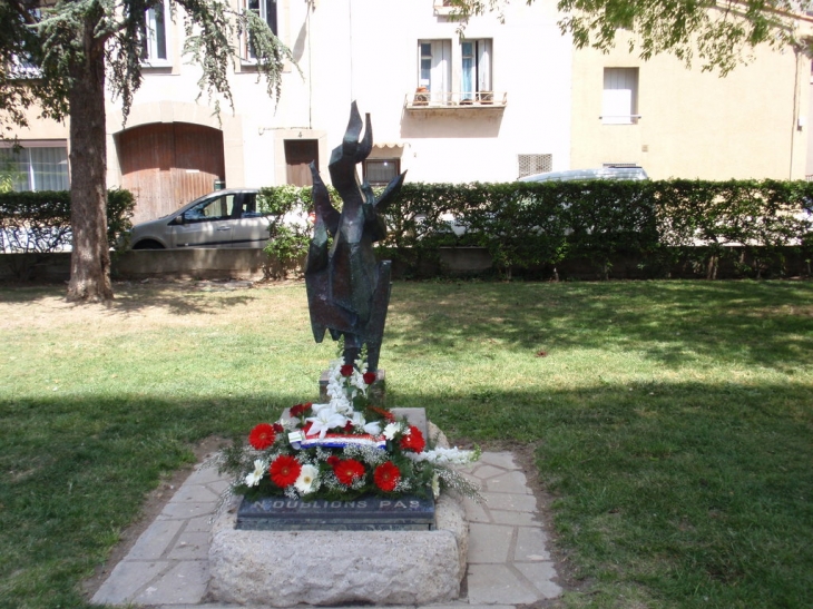 Monument, square du 8 Mai 1945 - Lézignan-Corbières