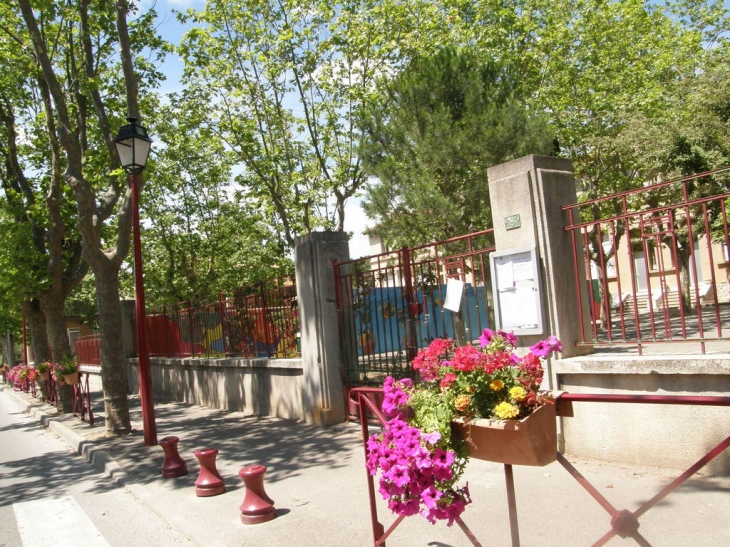 Devant les écoles, av du Pf Vires - Montredon-des-Corbières