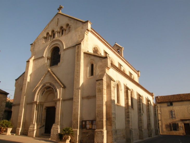 Son église avec le parvis Liberté Egalité Fraternité - Montredon-des-Corbières
