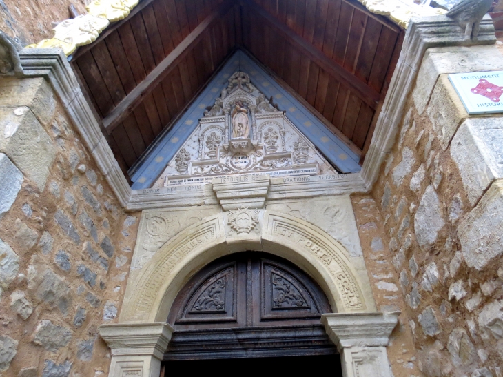 Fronton de l'entrée de l'eglise - Rennes-le-Château