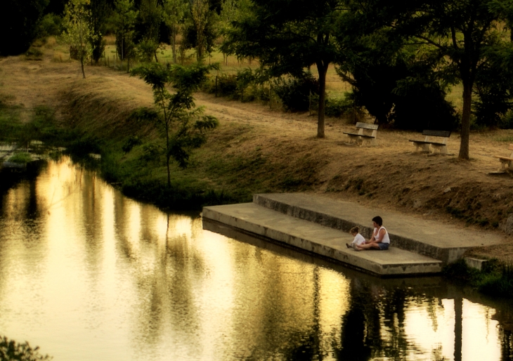 Au bord de l'eau. - Rouffiac-des-Corbières