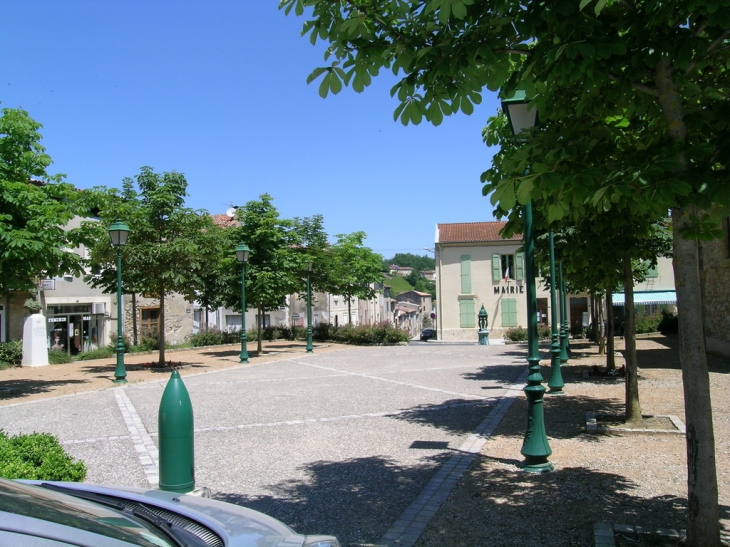 L place de la mairie, sa fontaine Wallace et l'ombre fraiche - Sainte-Colombe-sur-l'Hers