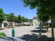 L place de la mairie, sa fontaine Wallace et l'ombre fraiche