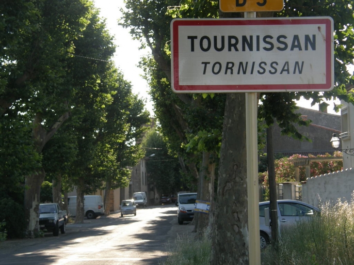 Entrée du village indicatif, côté Lagrasse - Tournissan