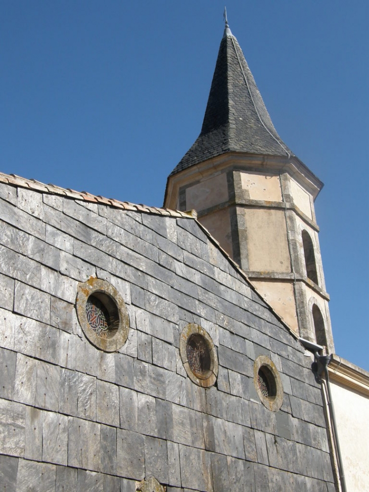 L'église est protégée par des lauzes, côté nord - Villemagne