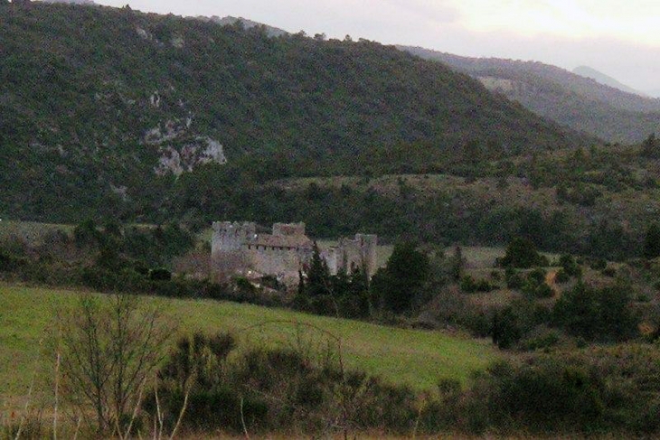 Le château aperçu un soir d'hiver - Villerouge-Termenès