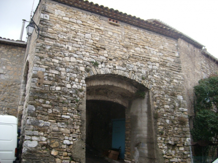 Le porche du château - Aigremont