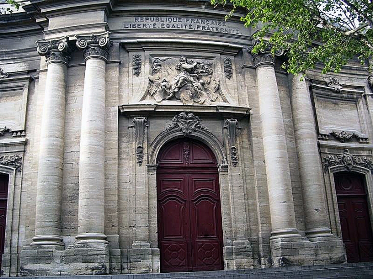Façade de l'église baroque Notre Dame des Pommiers - Beaucaire