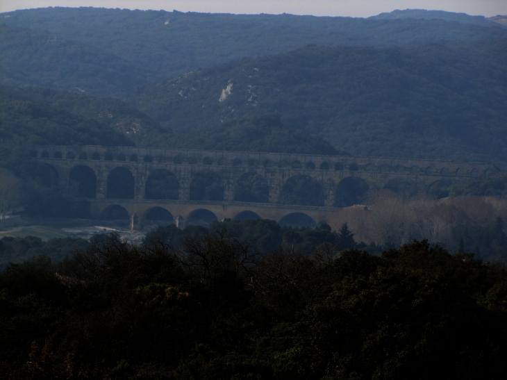 Le pont du Gard  vu de Castillon du Gard qui domine l'extrémité sud des Gorges du Gardon. - Castillon-du-Gard