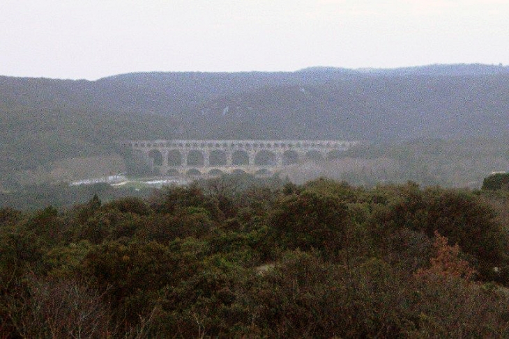 Le pont du Gard vu du village - Castillon-du-Gard