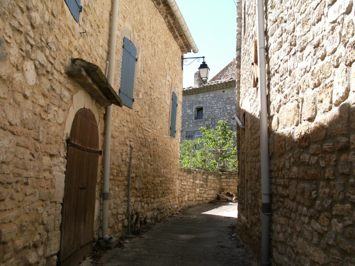 Petite rue autour de l'église - Issirac