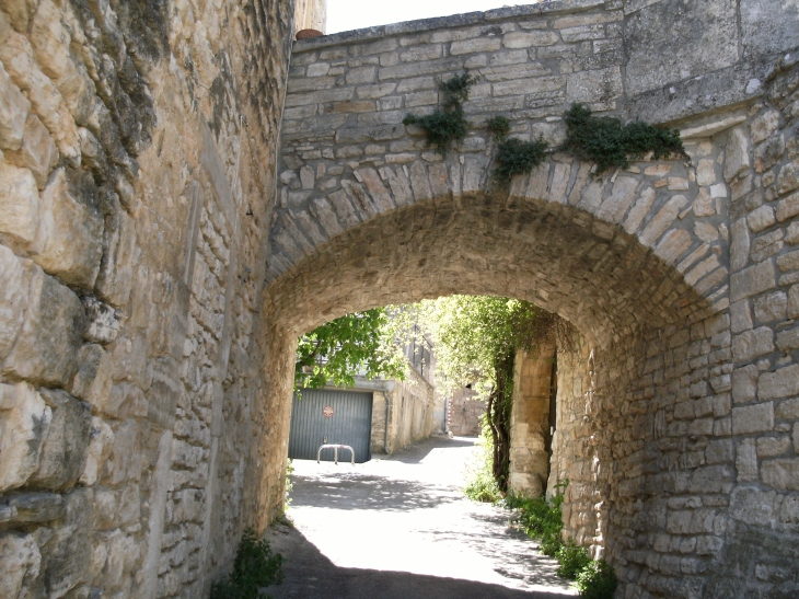 Rue du village - Issirac