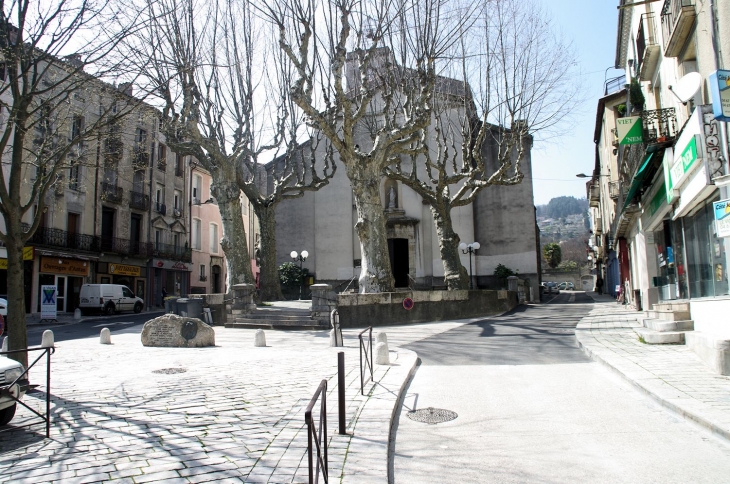 Place-de-bonald Face a l'église - Le Vigan