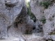 Le portail des Concluses de Lussan, à sec. La personne présente sur la photo permet de mesurer la hauteur des rochers.